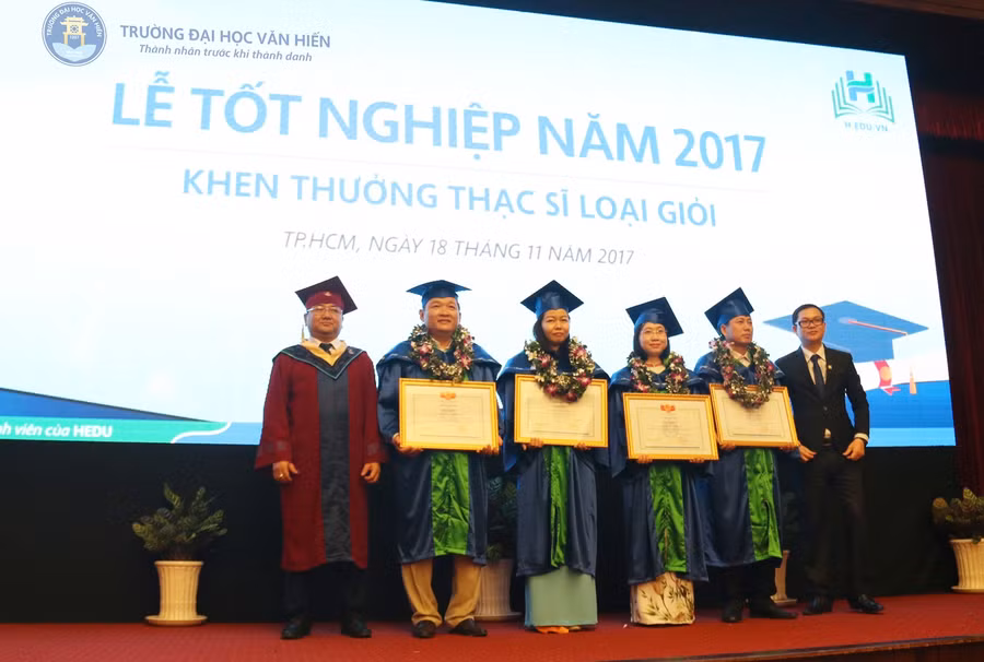 PGS.TS Nguyễn Minh Đức - Chủ tịch Hội đồng Khoa học & Đào tạo trao bằng khen cho tân Thạc sĩ đạt loại giỏi