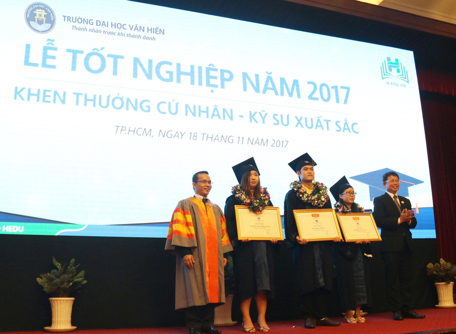 PGS.TS Phạm Vũ Phi Hổ(trái) - Giám đốc Điều hành trường ĐH Văn Hiến trao bằng khen cho tân Cử nhân đạt loại xuất sắc PGS.TS Phạm Vũ Phi Hổ(trái) - Giám đốc Điều hành trường ĐH Văn Hiến trao bằng khen cho tân Cử nhân đạt loại xuất sắc