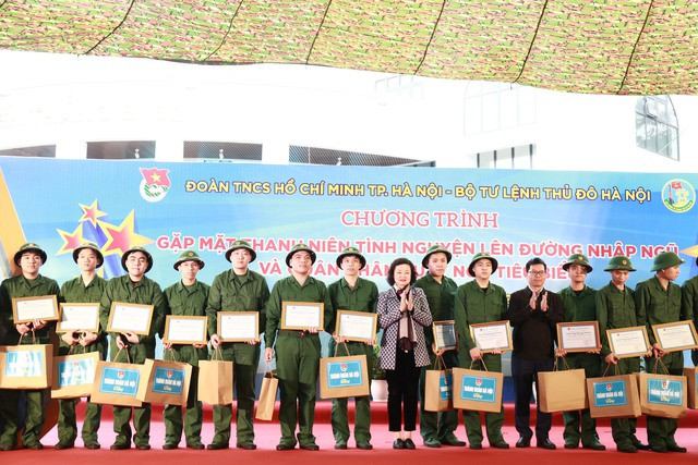 Ban tổ chức tặng quà các tân binh. Ban tổ chức tặng quà các tân binh.