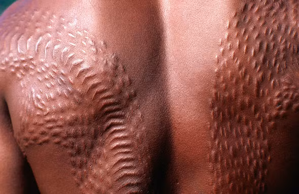 Bộ lạc nguyên thủy “xẻ thịt” bản thân để làn da giống như cá sấu