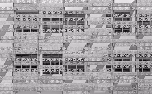 Những mảng bê tông khoan cắt tạo thành một mặt tiền chống nắng nóng cho công trình trường học ở miền nam Ấn Độ. Ảnh: BRS Sreenag