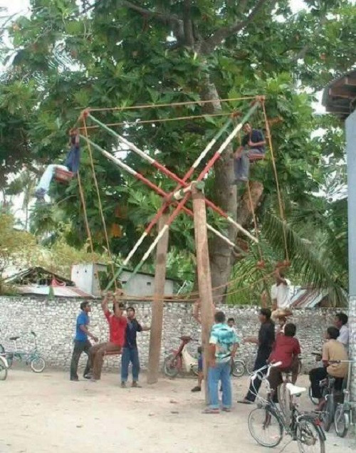 Đu quay tự chế của trai làng. Đu quay tự chế của trai làng.