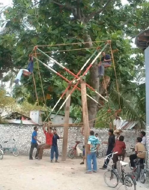 Đu quay tự chế của trai làng.