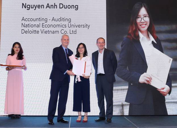 Bạn Nguyễn Ánh Dương, một trong những học viên đầu tiên nhận chứng chỉ về Tài chính, Kế toán và Kinh doanh của ICAEW