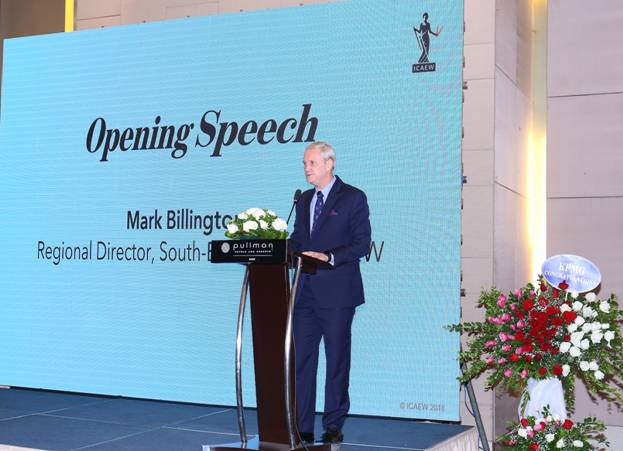 Ông Mark Billington, Giám đốc Khu vực Đông Nam Á, ICAEW phát biểu tại Lễ tốt nghiệp