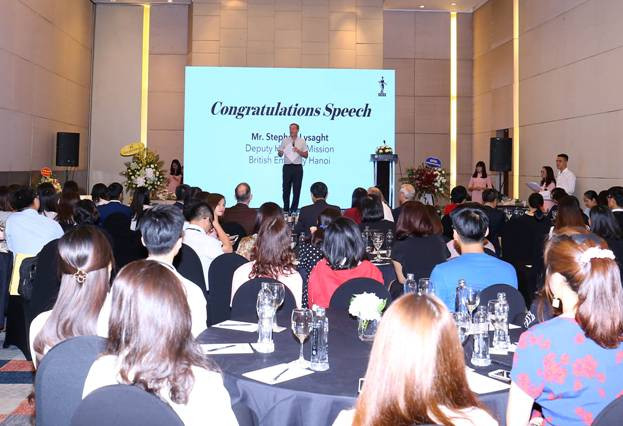 Phó đại sứ Anh tại Việt Nam chúc mừng những học viên Việt Nam đầu tiên nhận chứng chỉ CFAB