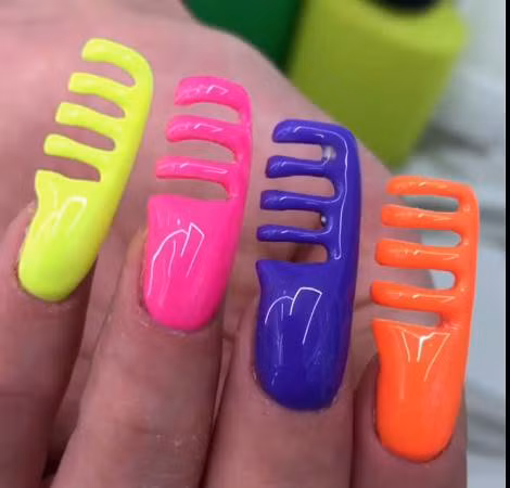 Những chiếc lược đầy màu sắc