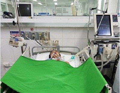 Bệnh nhân hôn mê sâu sau khi bị rắn cạp nia cắn. Bệnh nhân hôn mê sâu sau khi bị rắn cắn. Ảnh: Bệnh viện cung cấp.