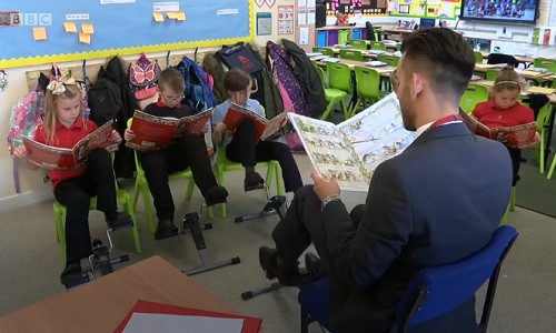 Trẻ vừa học bài vừa đạp xe trong lớp. Ảnh: BBC