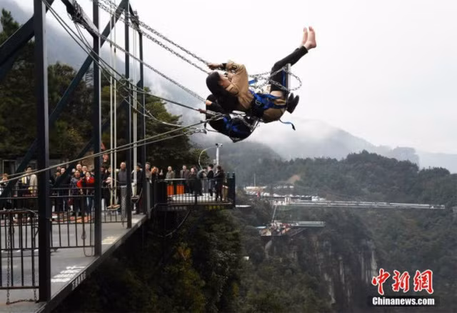 Đu mình trên độ cao 300 mét