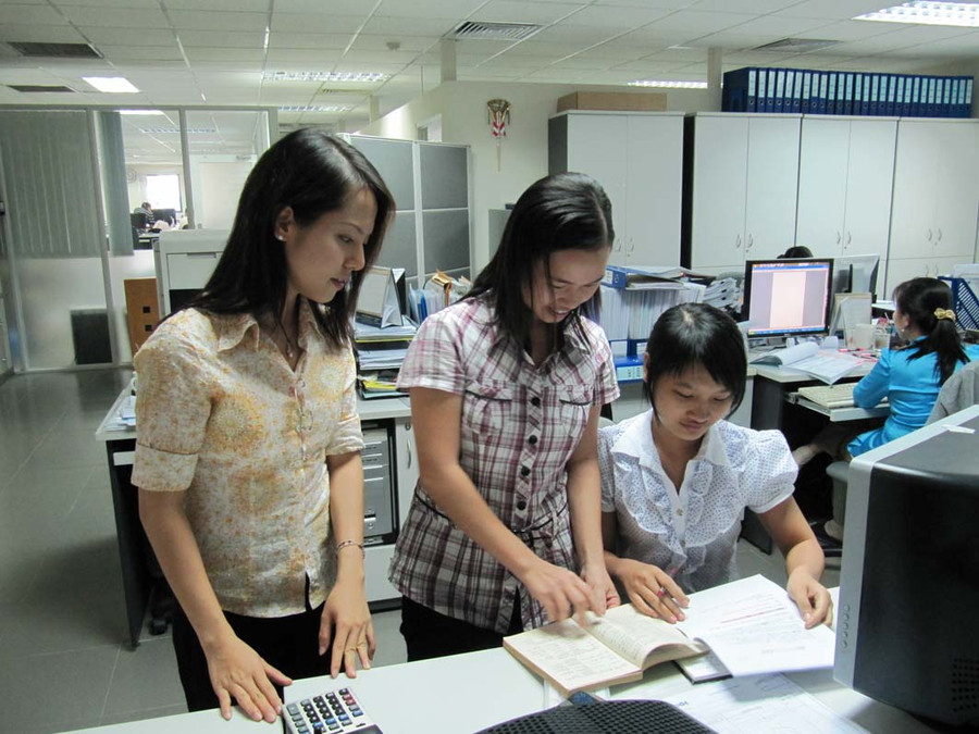 Sinh viên trao đổi bài. Ảnh minh hoạ/Internet