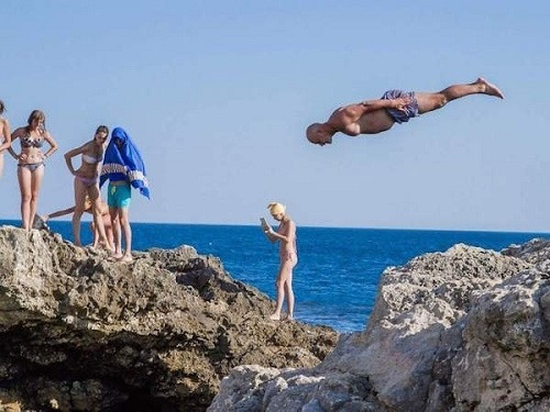 Lao đầu vào gái xinh. Lao đầu vào gái xinh.