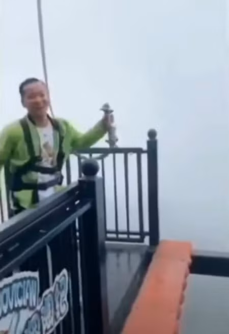 Nam du khách vô cùng ngạc nhiên khi phát hiện cáp an toàn của mình đã rơi ra