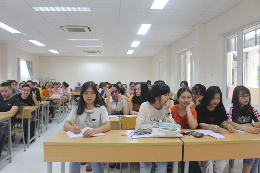 Sinh viên Ngô Vũ Như Hiền trên giảng đường, Trường Đại học Kinh tế Đà Nẵng (bàn đầu, bên trái)