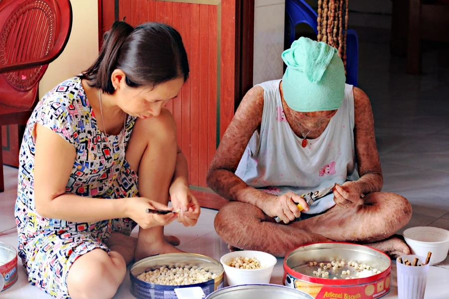 Ngoài giờ đi học, Thảo phụ mẹ nhặt sen để kiếm tiền mua sách vở, đồ dùng học tập