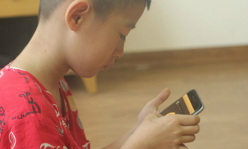 Nhiều bố mẹ vui khi thấy con say mê các ứng dụng, chương trình học tiếng Anh mà không biết việc tiếp xúc quá sớm khi trẻ có sẵn khó khăn về ngôn ngữ có thể ảnh hưởng xấu tới con. Ảnh: MT.