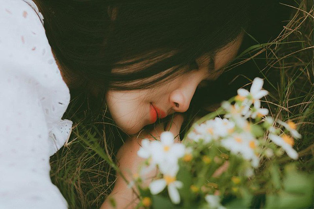 Em ổn không? Dù ổn hay không ổn thì chuyện chúng ta cũng là chuyện hôm qua... (Ảnh minh họa: Dương Minh Vương)