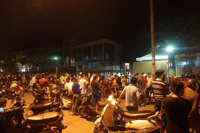 Dân bao vây để phản đối hoạt động của hai nhà máy thép gây ô nhiễm, ảnh hưởng đến sinh hoạt và sản xuất