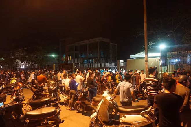 Dân bao vây để phản đối hoạt động của hai nhà máy thép gây ô nhiễm, ảnh hưởng đến sinh hoạt và sản xuất Dân bao vây để phản đối hoạt động của hai nhà máy thép gây ô nhiễm, ảnh hưởng đến sinh hoạt và sản xuất