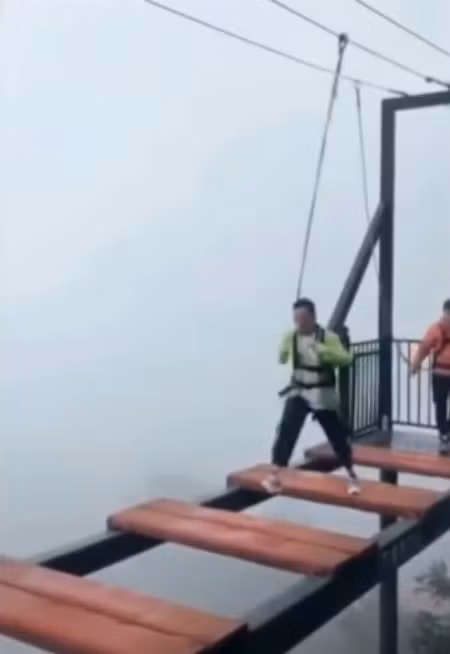  Du khách tham gia trò chơi mạo hiểm đi bộ trên cây cầu có độ cao rất khủng 