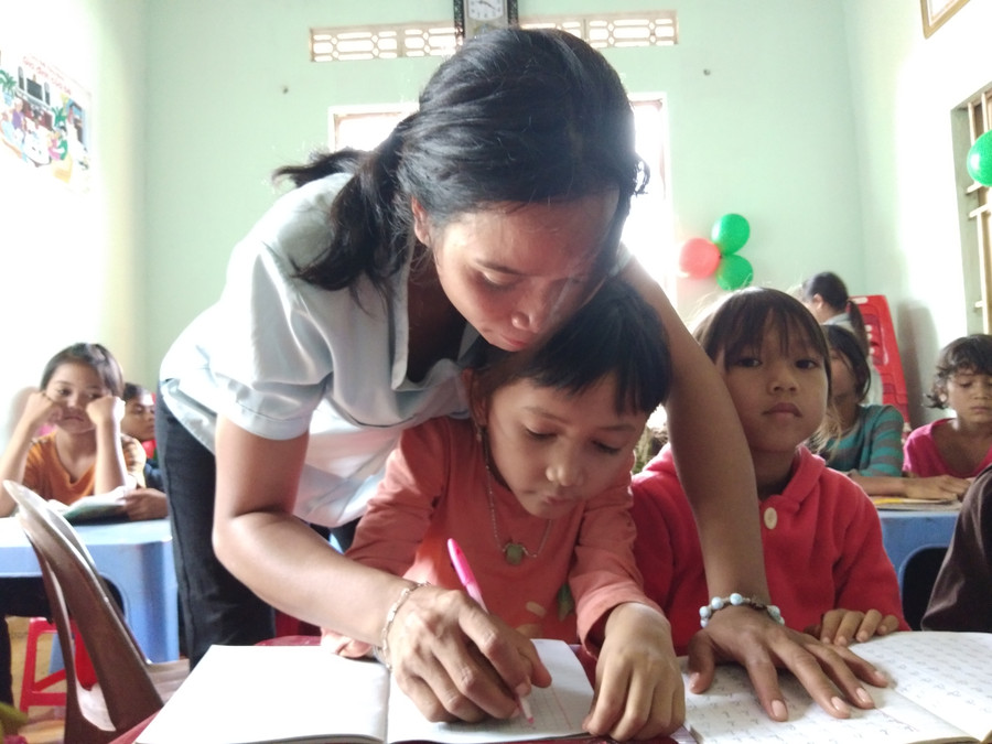 Cô H’Blao tận tình chỉ dạy cho các em từng cách đọc cách viết