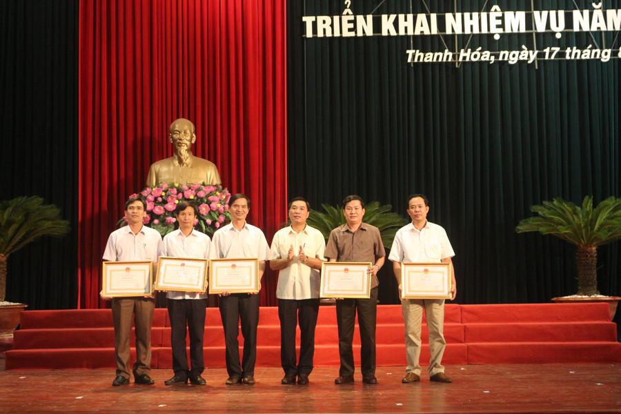 Ông Phạm Đăng Quyền, Phó chủ tịch UBND tỉnh Thanh Hóa trao tặng Bằng khen cho 5 trường THPT có thành tích xuất sắc trong kỳ thi THPT quốc gia năm 2017. Ảnh: Nguyễn Quỳnh