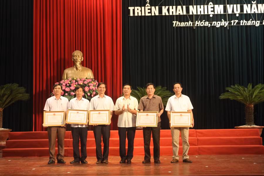 Ông Phạm Đăng Quyền, Phó chủ tịch UBND tỉnh Thanh Hóa trao tặng Bằng khen cho 5 trường THPT có thành tích xuất sắc trong kỳ thi THPT quốc gia năm 2017. Ảnh: Nguyễn Quỳnh Ông Phạm Đăng Quyền, Phó chủ tịch UBND tỉnh Thanh Hóa trao tặng Bằng khen cho 5 trường THPT có thành tích xuất sắc trong kỳ thi THPT quốc gia năm 2017. Ảnh: Nguyễn Quỳnh