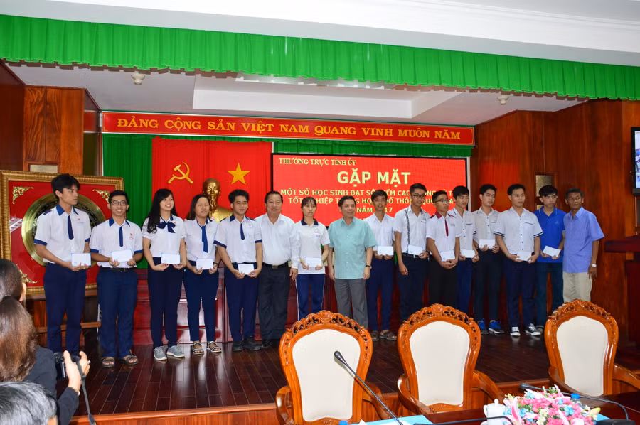 Các đồng chí lãnh đạo tỉnh trao thưởng cho các em