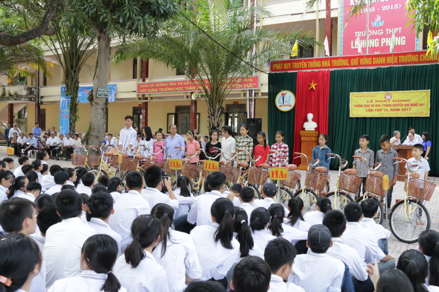 Học sinh nghèo vượt khó được tặng xe đạp tại lễ phát động Tháng khuyến học