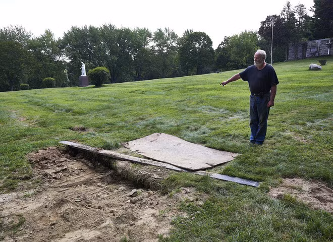 Đào huyệt chôn cất cha, cả gia đình rùng mình phát hiện hình ảnh này trên quan tài - Ảnh 3.