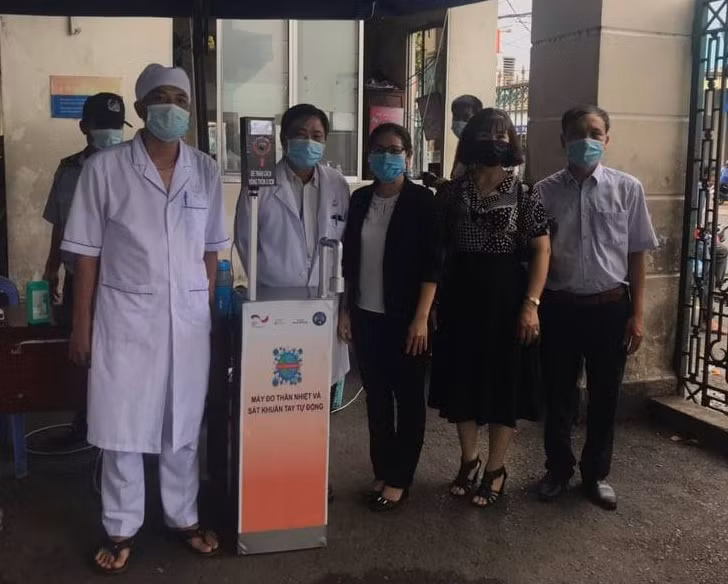 Chuyển giao máy đo thân nhiệt và rửa tay sát khuẩn tự động cho bệnh Đa Khoa tỉnh Kiên Giang