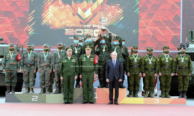 Đội tuyển xe tăng Việt Nam nâng cúp vô địch Bảng 2 Tank Biathlon tại Army Games. Ảnh: QĐND.