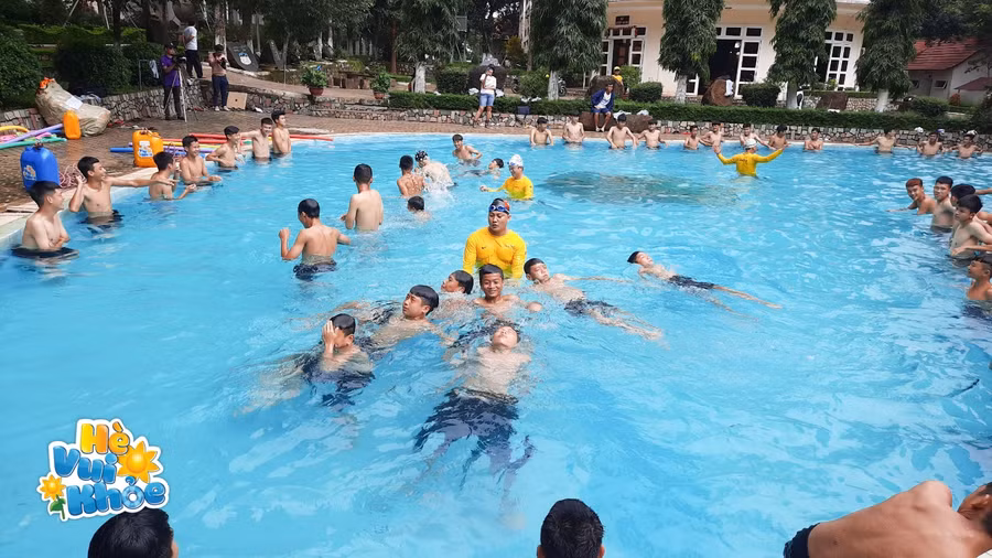 Chiến dịch tổ chức 2 khoá tập huấn kết hợp lý thuyết và thực hành giúp các em học sinh thành thạo kỹ năng bơi an toàn và kỹ năng cứu đuối