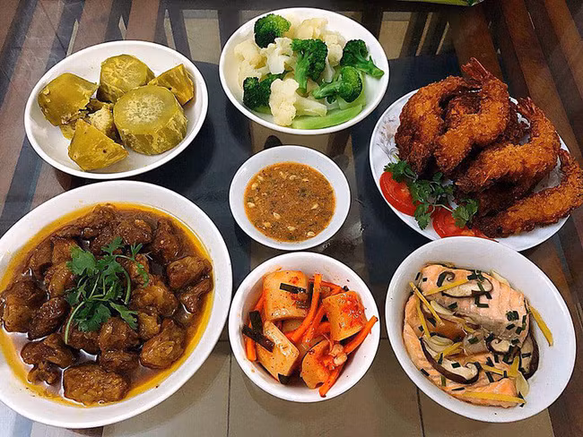 Mâm cơm thịnh soạn mà vợ của T.C cất công chuẩn bị cho chồng.