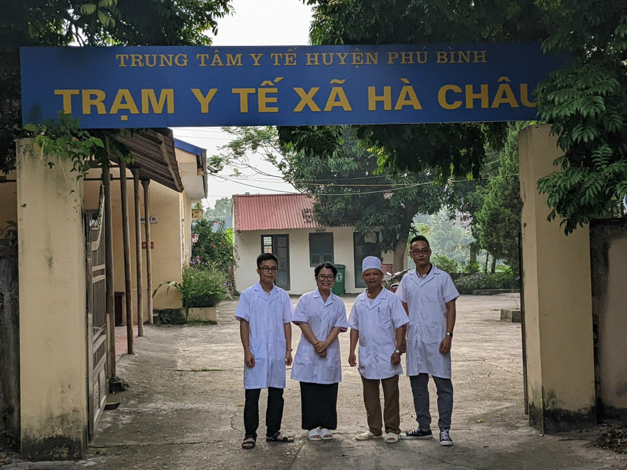 Nam sinh người Cao Lan Hà Minh Tùng (ngoài cùng bên trái) tham gia tình nguyện tại trạm y tế xã Hà Châu, huyện Phú Bình, tỉnh Thái Nguyên.