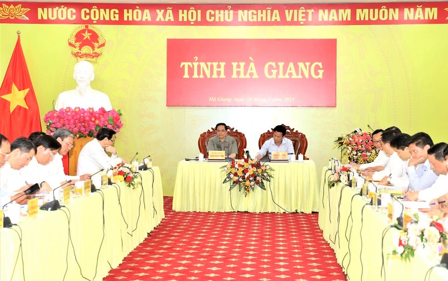 Thủ tướng Chính phủ Phạm Minh Chính làm việc với tỉnh Hà Giang.