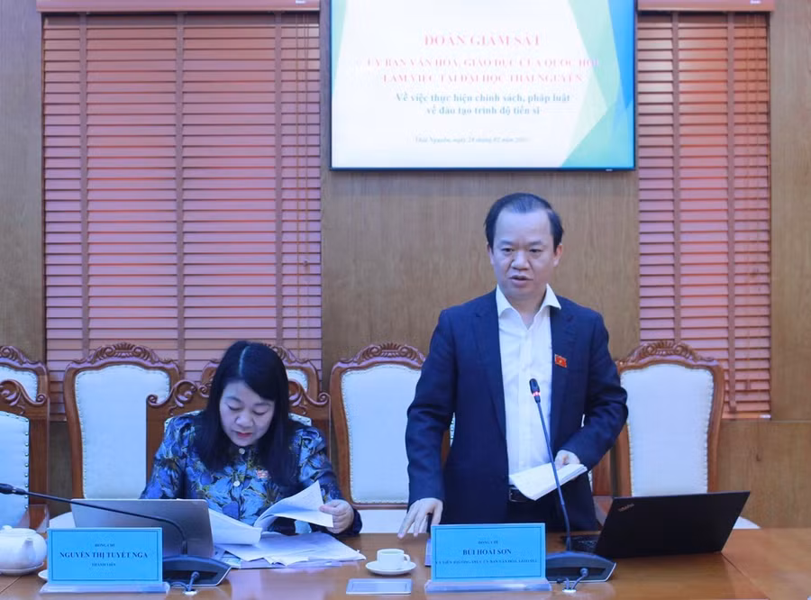 Các đại biểu trao đổi, thảo luận.