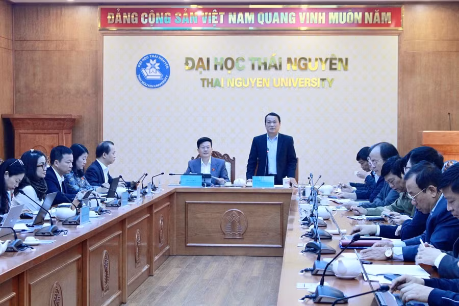 GS.TS Phạm Hồng Quang, Chủ tịch Hội đồng Đại học Thái Nguyên phát biểu tại buổi làm việc.