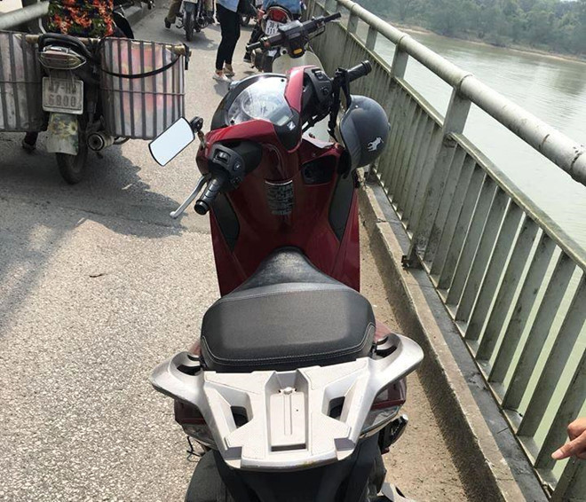 Nhắn tin thông báo "bố ơi, con đi chết đây"", thanh niên đi xe SH nhảy cầu tự tử ảnh 1 Nhay cau tu tu sau khi nhan tin thong bao