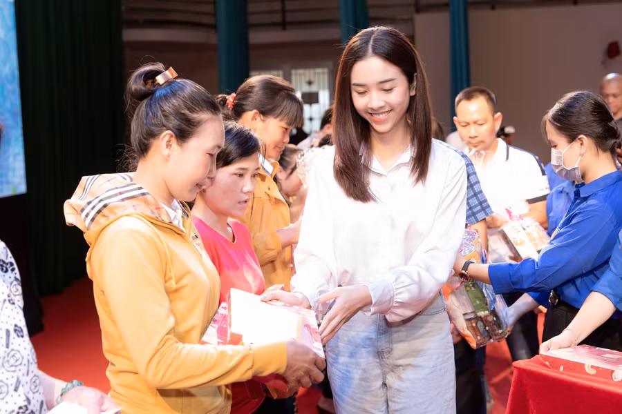  Hoa hậu Tiểu Vy, Đỗ Hà tổ chức khám bệnh, tặng quà cho 1.000 công nhân ảnh 2