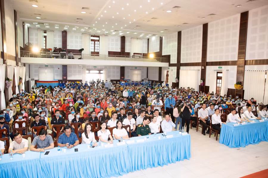  Hoa hậu Tiểu Vy, Đỗ Hà tổ chức khám bệnh, tặng quà cho 1.000 công nhân ảnh 4