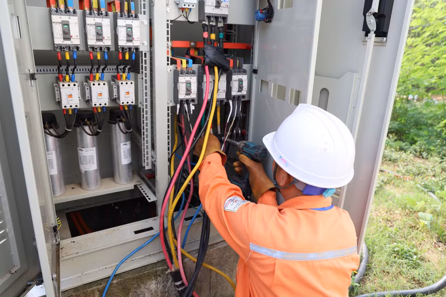 Công nhân Điện lực TP Điện Biên Phủ đấu nối máy phát dự phòng khu vực Không gian văn hóa vùng cao.