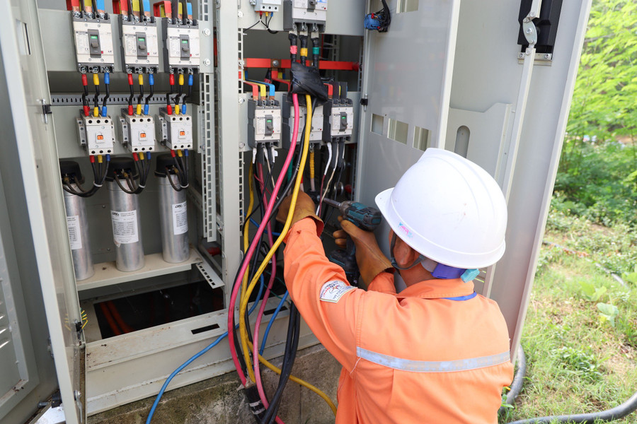 Công nhân Điện lực TP Điện Biên Phủ đấu nối máy phát dự phòng khu vực Không gian văn hóa vùng cao. Công nhân Điện lực TP Điện Biên Phủ đấu nối máy phát dự phòng khu vực Không gian văn hóa vùng cao.