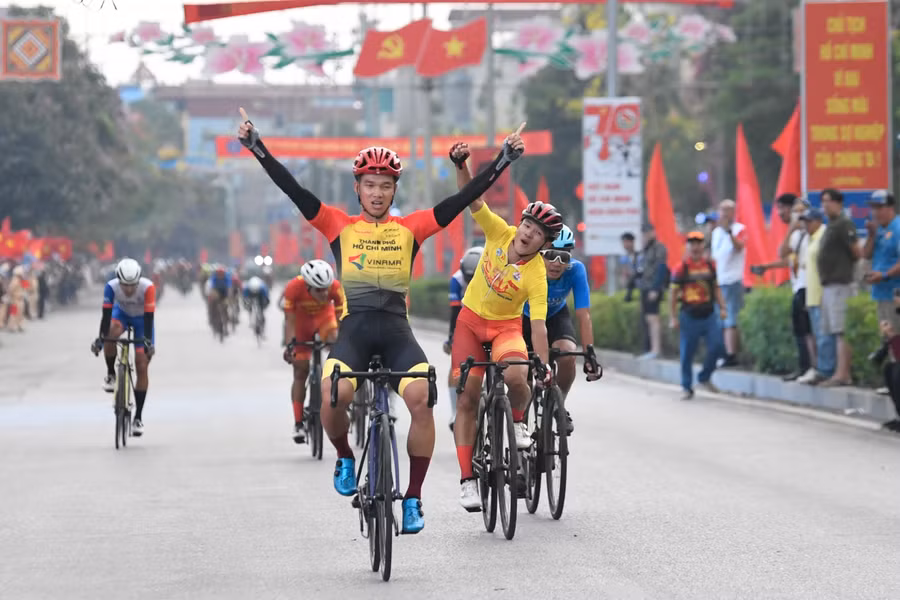VĐV Nguyễn Văn Bình xuất sắc về đích sau 17 vòng tại chặng 5.