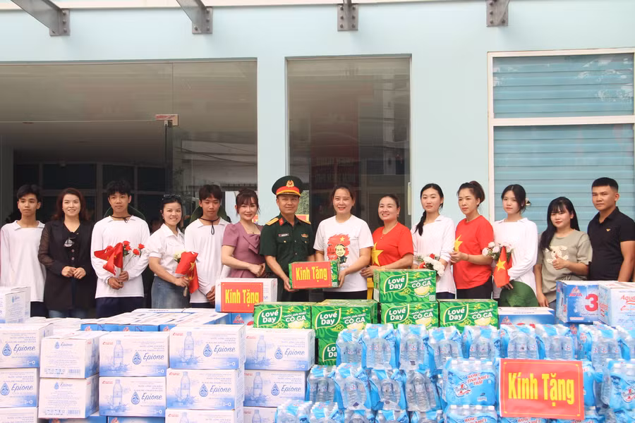 Nhóm thiện nguyện Điện Biên Phủ 7/5 trao tặng cho đại diện Bộ chỉ huy Quân sự tỉnh Điện Biên.