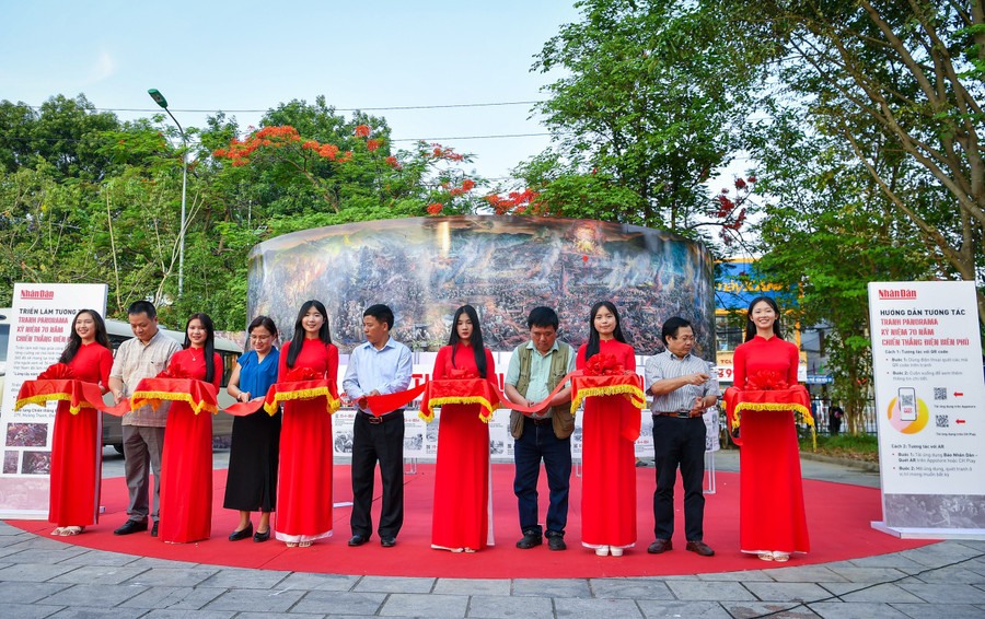 Các đại biểu cắt băng khai trương triển lãm. Các đại biểu cắt băng khai trương triển lãm.