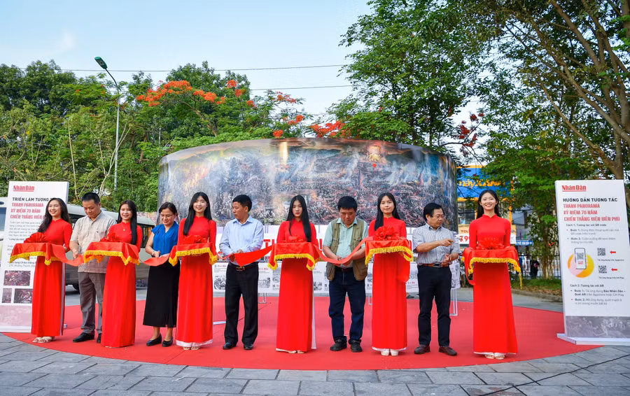 Các đại biểu cắt băng khai trương triển lãm.