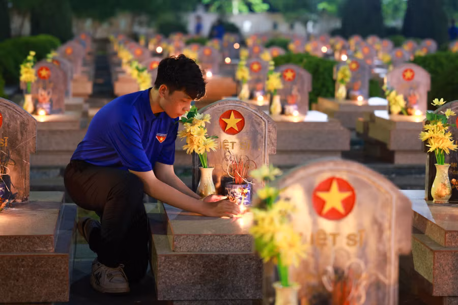 Đoàn viên thanh niên tỉnh Điện Biên thắp hương tưởng nhớ các Anh hùng liệt sỹ.