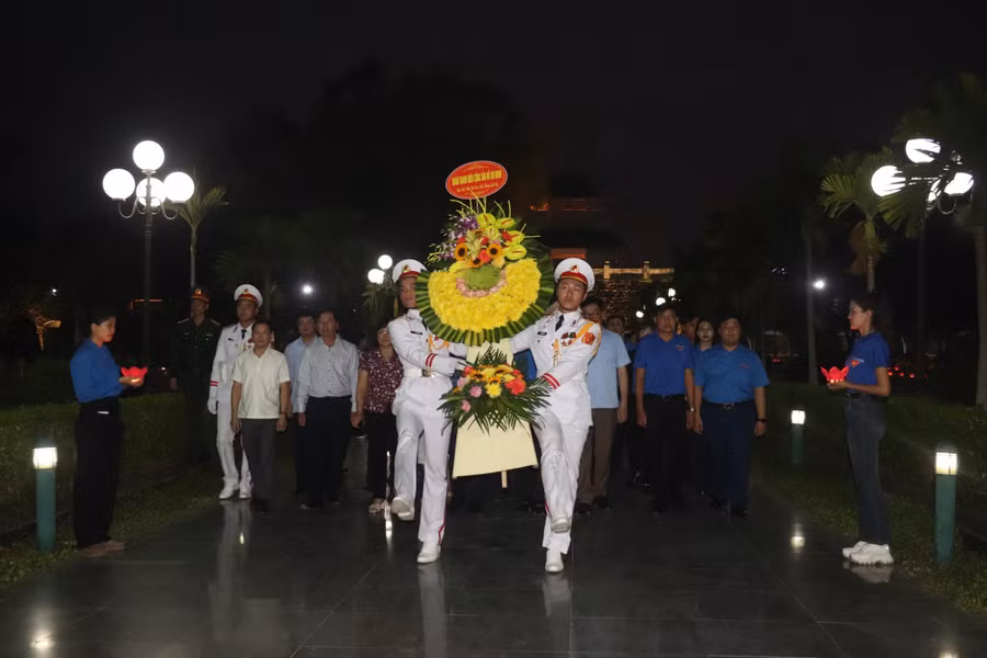 Tuổi trẻ Điện Biên tổ chức dâng hương tại Nghĩa trang liệt sỹ A1. Tuổi trẻ Điện Biên tổ chức dâng hương tại Nghĩa trang liệt sỹ A1.