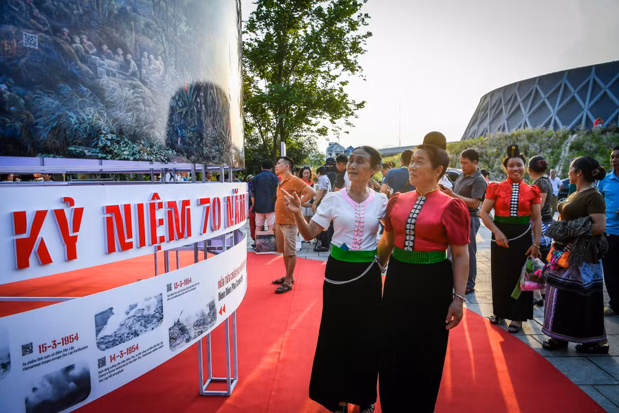 Nhân dân địa phương tới tham quan triển lãm.